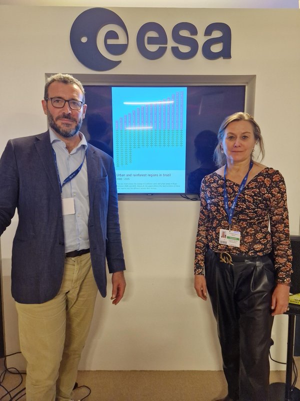 Little Picture winner at COP28 with Carlo Buontempo director of the Copernicus Climate Change Service at ECMWF (left) and Susanne Mecklenburg, ESA Head of Climate Office (right)